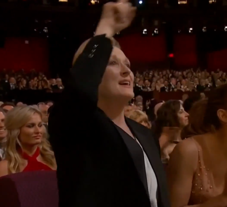 Meryl Streep y Jennifer Lopez aplauden el discurso de agradecimiento de Patricia Arquette.