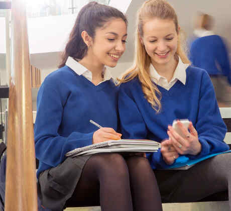 Dos alumnas ven un smartphone