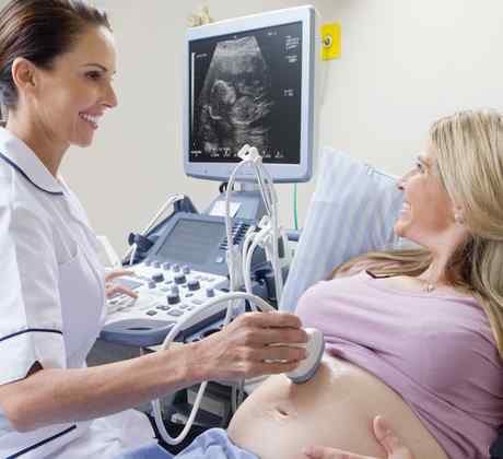 Embarazada realizándose un ultrasonido