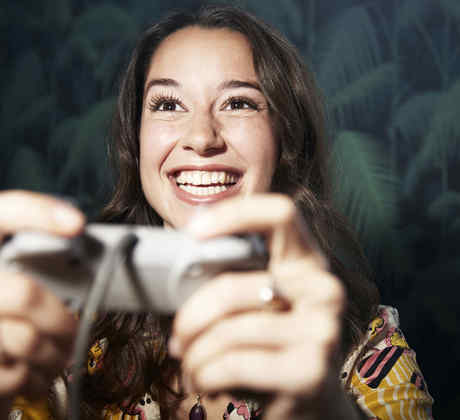 Mujer joven jugando videojuegos 