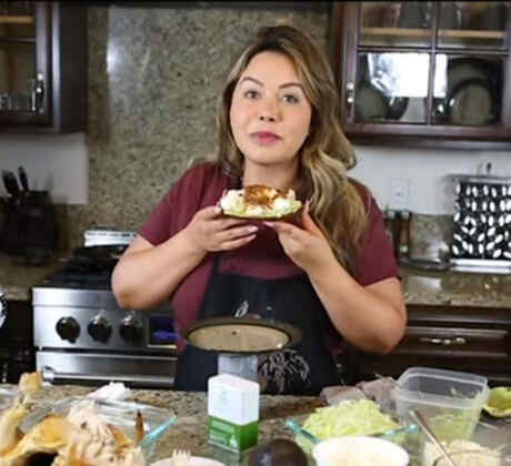 CHiquis Rivera haciendo tostada de pollo