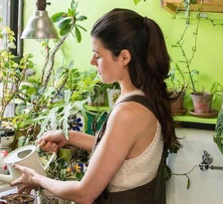 Mujer con sus plantas