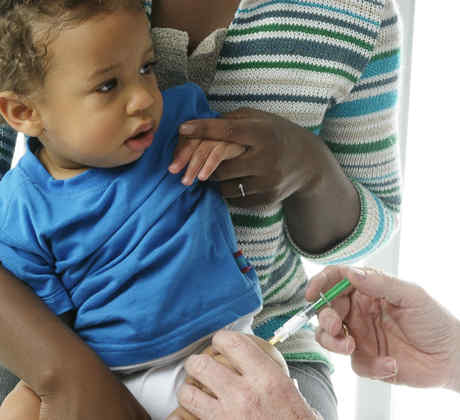 Bebé recibiendo una inyección
