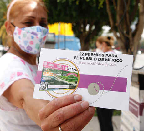 Una mujer compra billetes de lotería para el sorteo del 15 de septiembre de 2021, en Ciudad de México. 