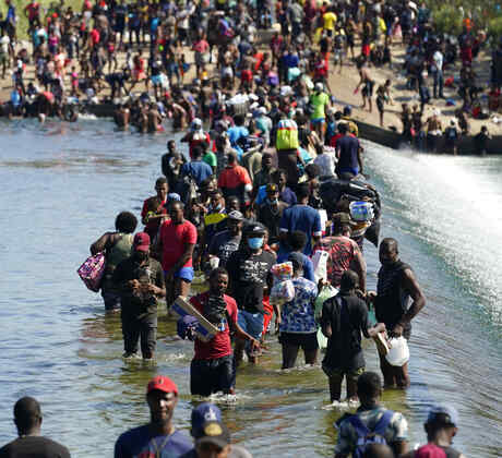 Migrantes haitianos utilizan una presa para cruzar hacia y desde Estados Unidos desde México cerca del paso fronterizo de Del Río, Texas.