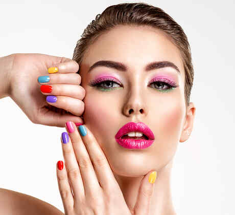 Colores de uñas vibrantes para usar durante el verano | Telemundo