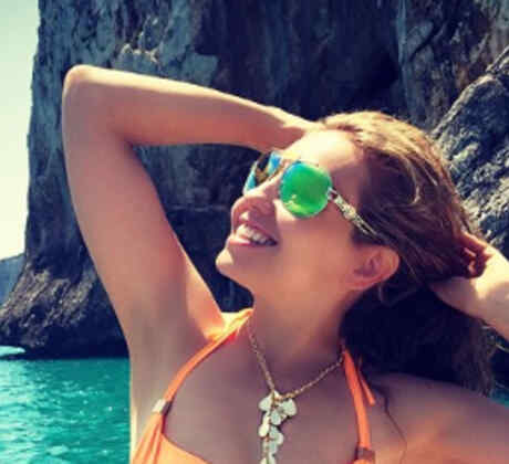 Cover de Thalía en bikini durante sus vacaciones en Sardinia