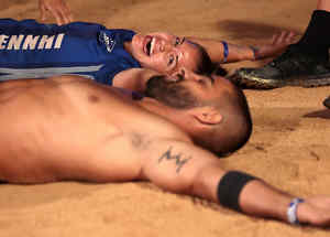 Dennhi y Chuy festejan en la arena