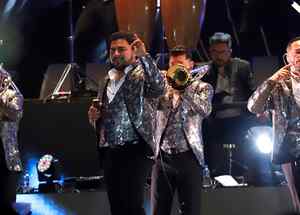 Banda MS celebra cantantdo sus 20 años de trayectoria 