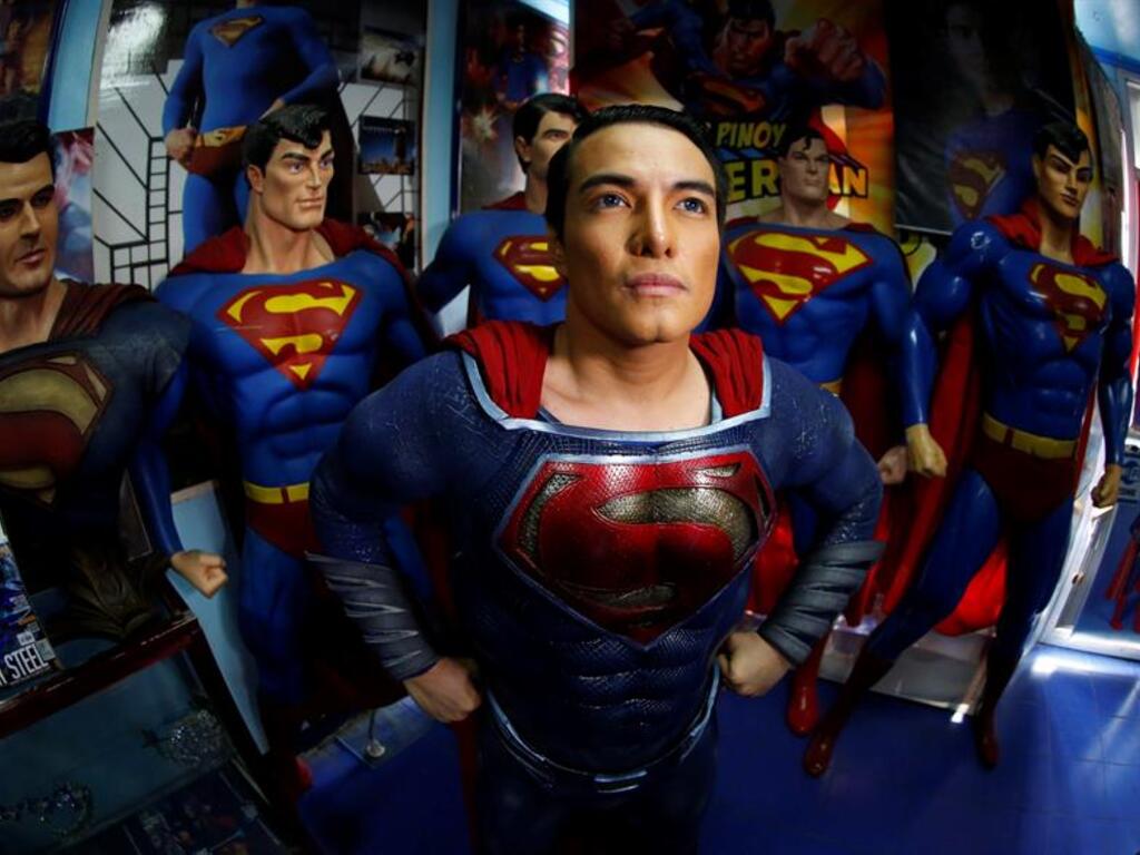 Filipino se opera 26 veces para ser como Superman.