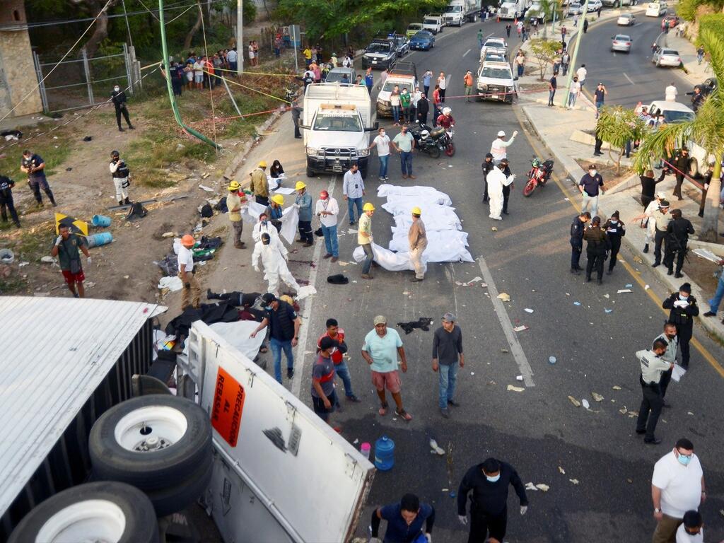 Varios migrantes heridos dejo accidente por volcamiento de camión. 