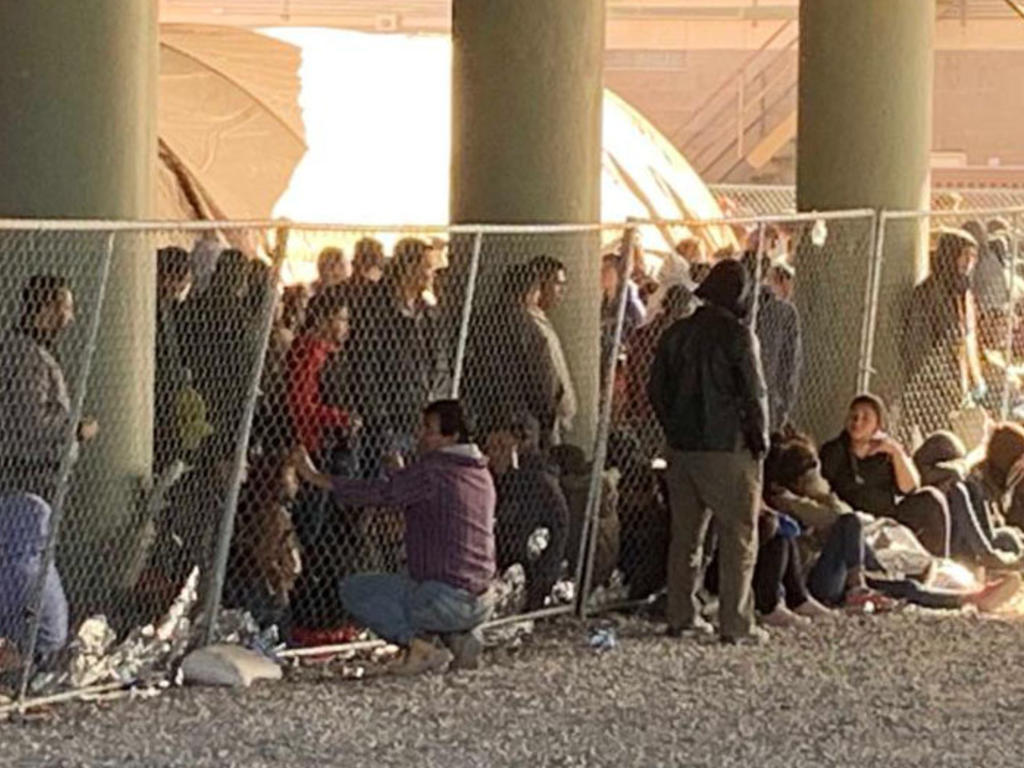 Anuncian liberación de 500 migrantes detenidos por ICE en El Paso, Texas