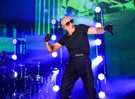 Pitbull en el escenario de iHeartRadio Fiesta Latina 2016